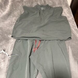 Figs Zamora Jogger pants size 2XL TALL and Rafaela top 2XL. Smoke free home.